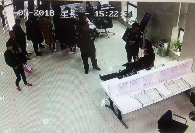 张家界一外省通缉逃犯办证大厅办事 遭识破被