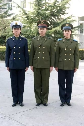 04式女士兵冬常服05式空军常服2005年冬季起,空军统一换发新式服装.