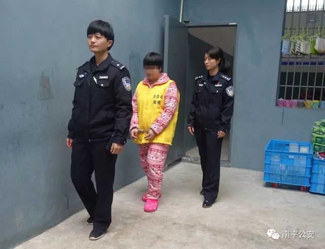 南平市看守所女子监区共有民警17人,辅警10人,均为女性,平均年龄30岁