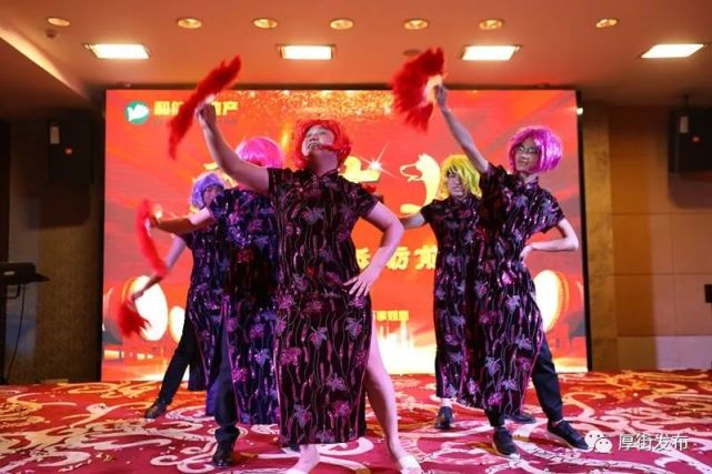 厚街一公司男士为女同事穿旗袍跳夜上海