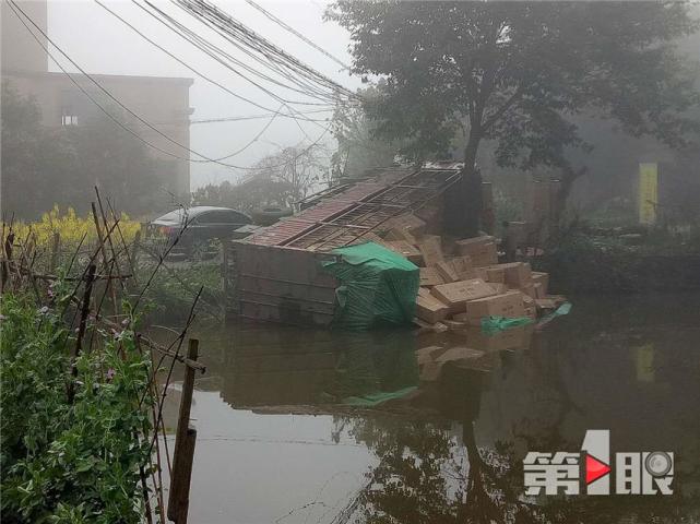 大货车侧翻池塘 150套空调“打水漂”