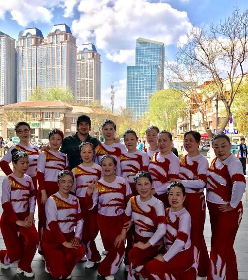 ɹ��͹㳡�������� �������ã�Ů��ڱ��׵����Ȱ�