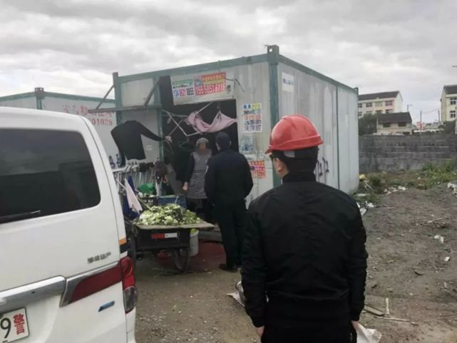 亲妈离家一个多星期警察找上门 儿子:别管她