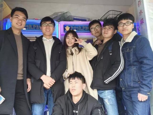 42名男生给全班唯一女生过节 上课专车接送