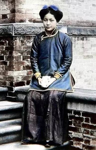 山东黄河沿岸鞋店,鞋子看上去很小两个小脚女人在拉磨1902年湖