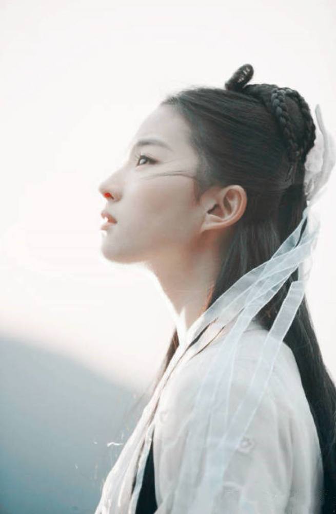 刘亦菲难掩心情当众流泪?仙女落泪,太美了