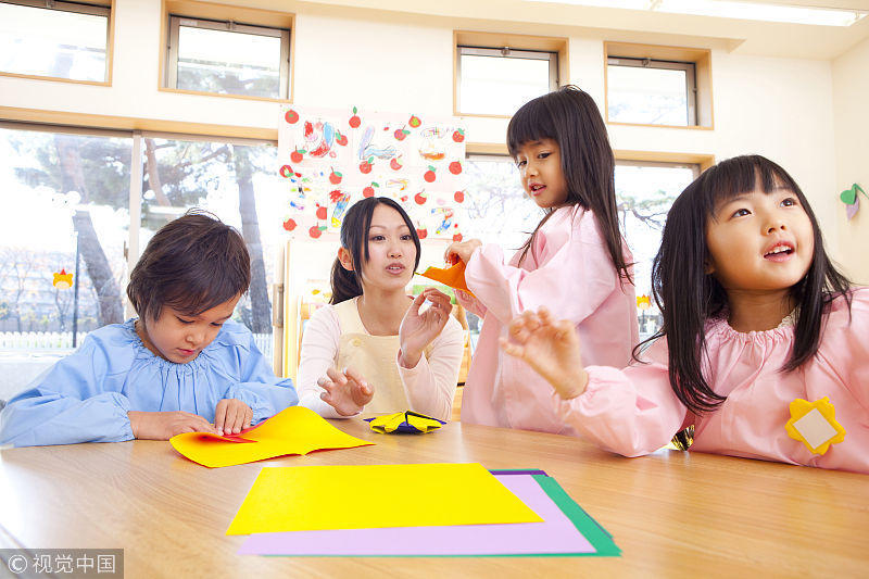 因不认可幼儿园老师的教育理念,妈妈让5岁孩子