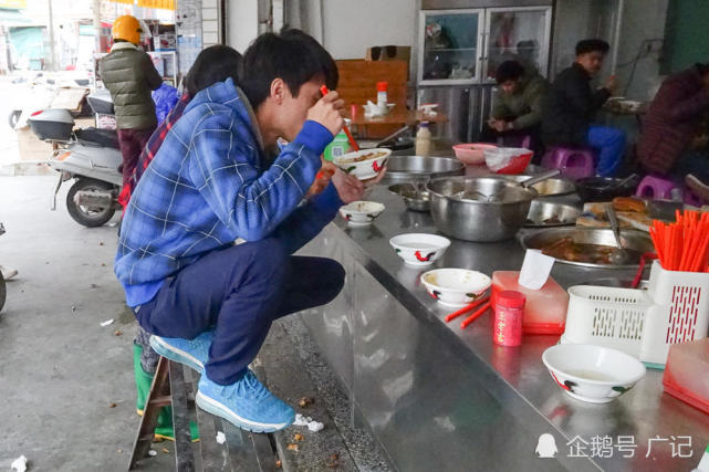 潮汕有家怪店食客喜欢蹲凳子上吃饭