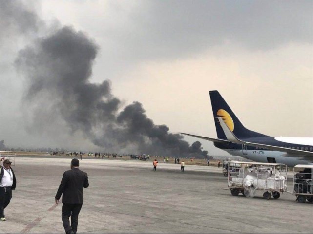 已致至少50人死亡！尼泊尔一客机降落时坠毁 现场浓烟滚滚（视频/组图） - 1