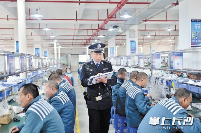 记者体验湖南坪塘监狱狱警工作 每天要点名10