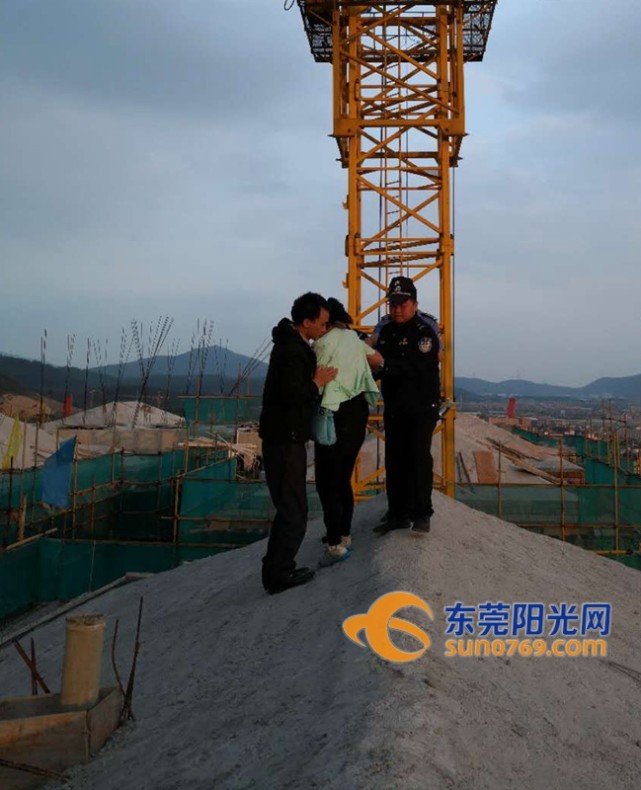 清溪男子求爱被拒,爬17层楼顶欲轻生