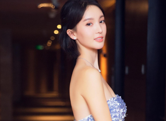 女神金晨时尚写真,还记得那个月牙吗?