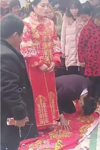 婚礼上新娘发飙黑脸,原来是因过分婚闹,整个婚礼现场直接失控!