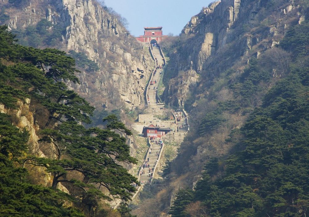 泰山十八盘是泰山的主要标志之一,共有1827级石阶,也是泰山登山盘路