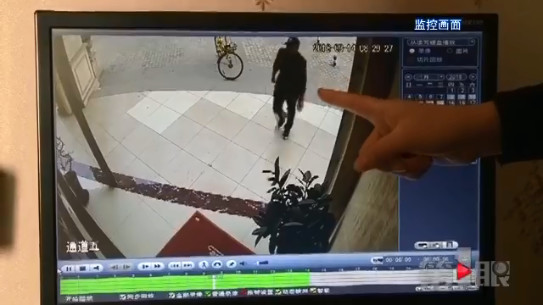 男子费尽心思“三进三出” 为的是一部苹果手机