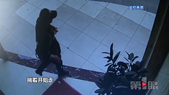 男子费尽心思“三进三出” 为的是一部苹果手机