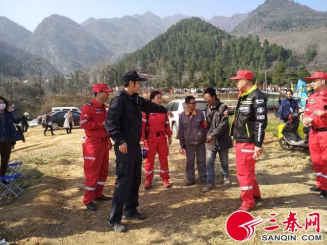 鄠邑小伙进山踏青迷路 民警辗转多景点找一夜