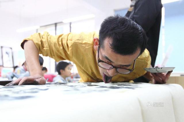 杭州奇人用舌头作画1小时画出荷塘月色