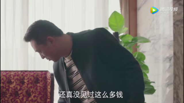 徐天拒绝贾半城的九百万但还时不时看看张嘉译这个细节演得到位