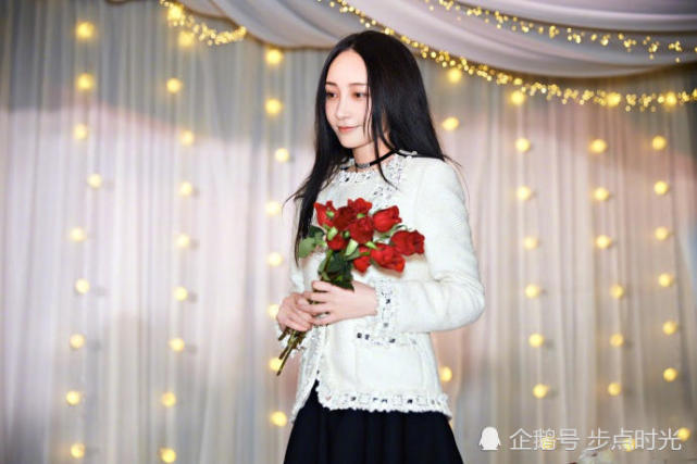 姚笛生日晒美照手捧鲜花，疑似被富二代男友求婚