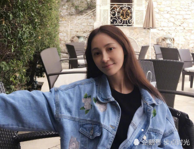 姚笛生日晒美照手捧鲜花，疑似被富二代男友求婚
