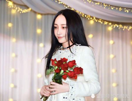 姚笛生日晒美照手捧鲜花，疑似被富二代男友求婚