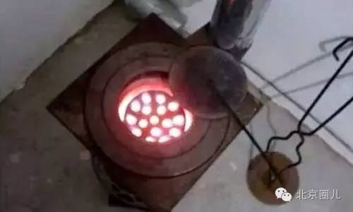 就得把尘封的火炉子搬出来,搭上烟囱,堆上煤炭,备上火筷子,生起了炉子