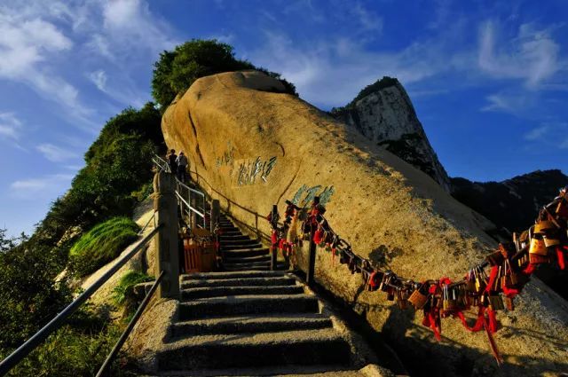 (落雁峰)中峰(玉女峰)北峰(云台峰)华山主峰区游览区域主要以东,西,南