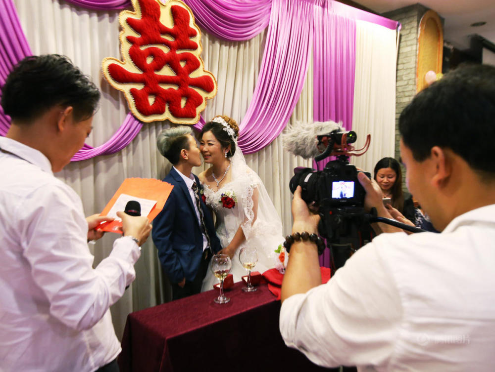 桂林90后女同婚礼 计划生混血宝宝 婚礼上只有年轻人－社会新闻－齐鲁晚报网