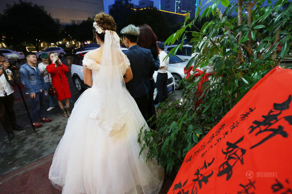 桂林90后女同婚礼 计划生混血宝宝 婚礼上只有年轻人－社会新闻－齐鲁晚报网