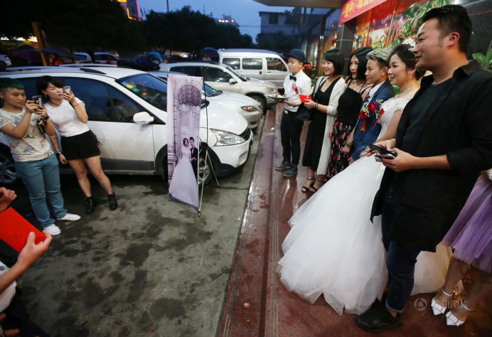 桂林90后女同婚礼 计划生混血宝宝 婚礼上只有年轻人－社会新闻－齐鲁晚报网