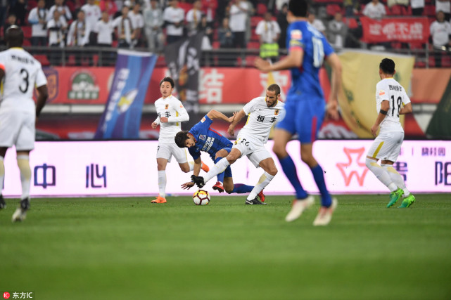 GIF-罗梅罗定位球敲山震虎 张思鹏稳稳抱住