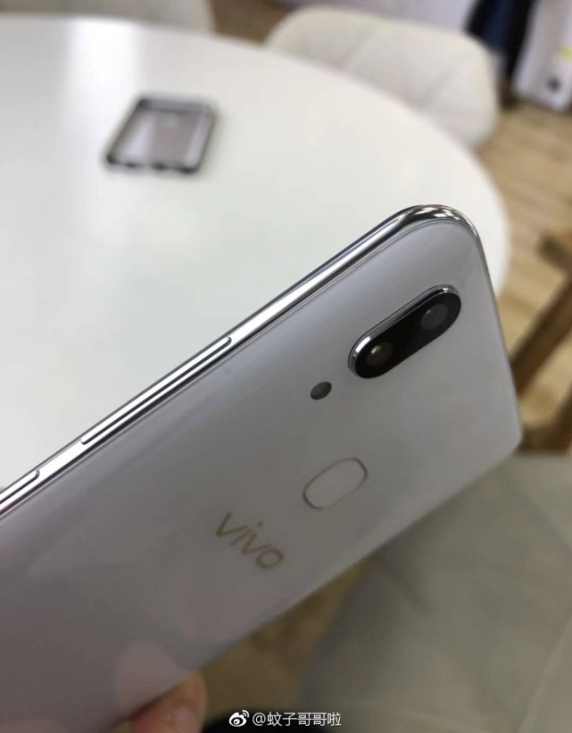 vivo X21真机上手照 6+128GB存储组合起步