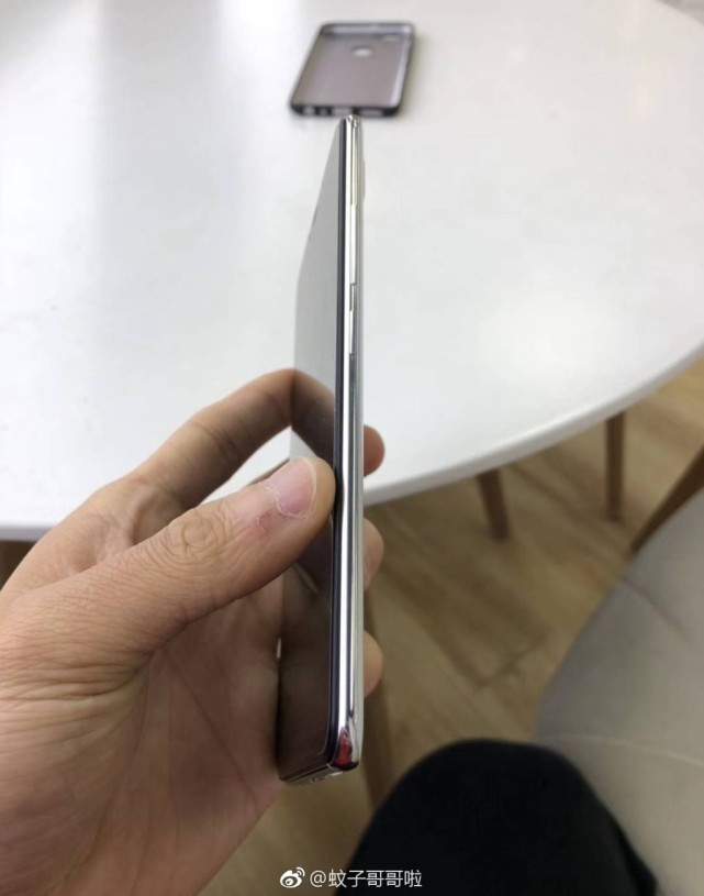 vivo X21真机上手照 6+128GB存储组合起步