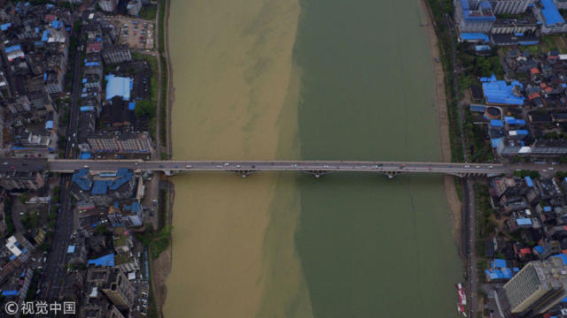 珠江上游提前进入汛期 广西融江江面现阴阳水