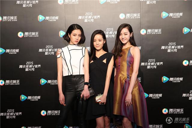 《微时代之恋》剧组演员迪丽热巴,李溪芮,杨诚诚等一同现身红毯