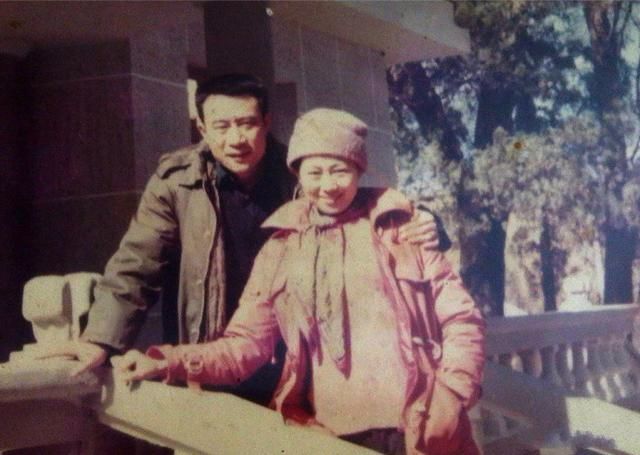 64岁李雪健全家照,妻子于海丹太不简单,儿子是帅气小