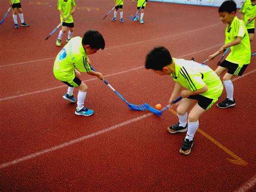 北京4所小学试行旱地冰球 冰球精神影响学习生