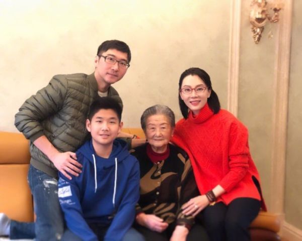 这个乳名大象,英文名bruce的男孩,是赵胤胤和前妻所生.