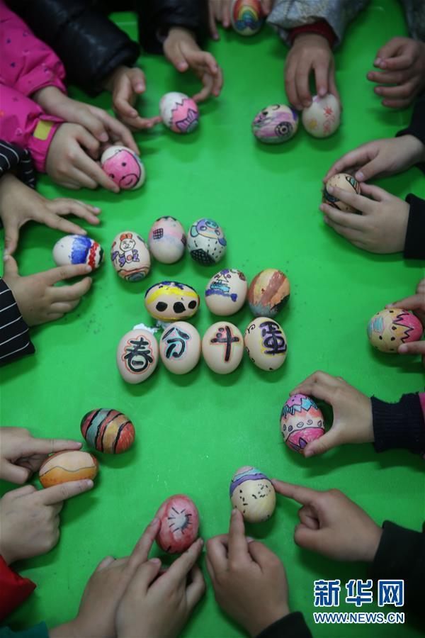 春分到来 幼儿园小朋友比赛竖蛋
