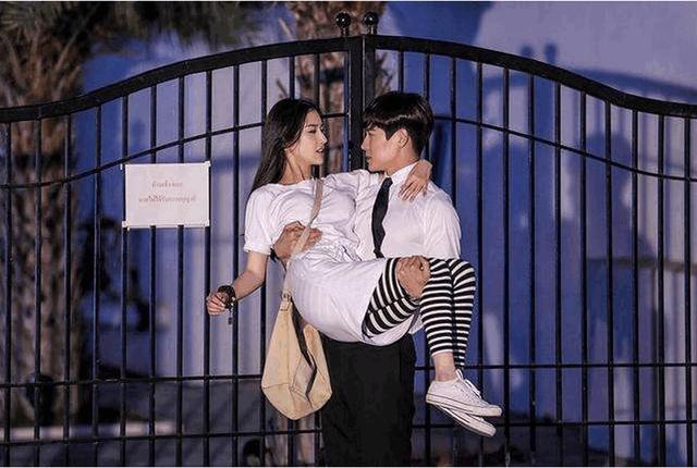 一瘦男抱一胖女猜成语_男抱胖女图猜成语(2)