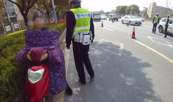 因为无牌被查 他砸警车踢警察一路踢进派出所