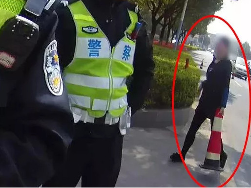 因为无牌被查 他砸警车踢警察一路踢进派出所