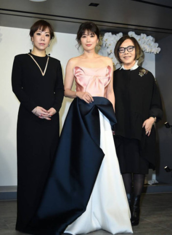 辣妈贾静雯穿礼服裙超有气质魅力不减当年,网