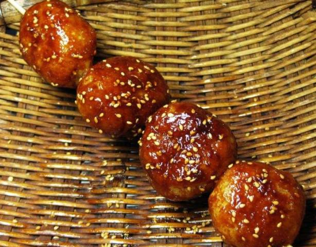 老太街头油炸"糖果子",看着油腻没胃口,撒上一物后卖相超级好!