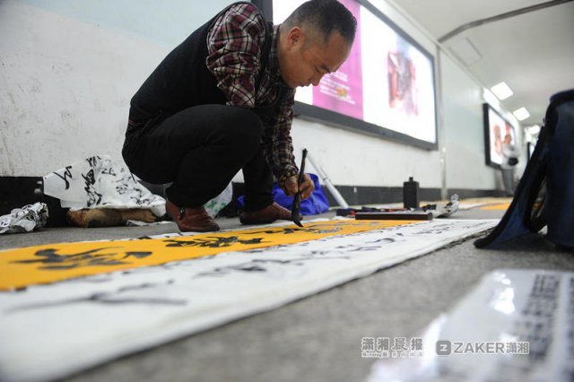 邵阳一男子工伤截肢后在长沙一地下通道内靠写