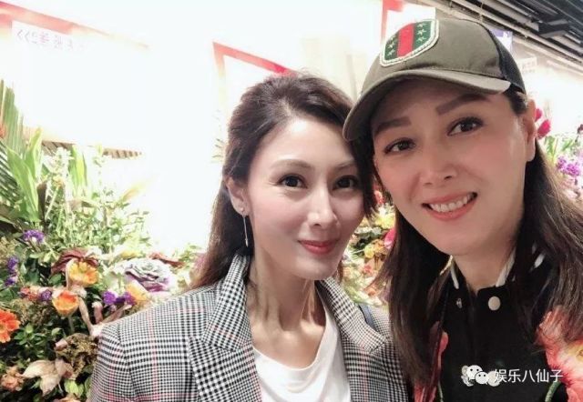 任达华晒和周杰伦合影,妻子琦琦和李嘉欣同框比美