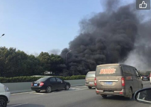 武汉三环线有液化石油气罐车自燃 请司机朋友