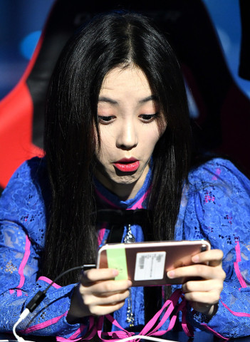 早茶音乐风表情包打:张靓颖蹲着唱终于等到1你;鞠婧表图片