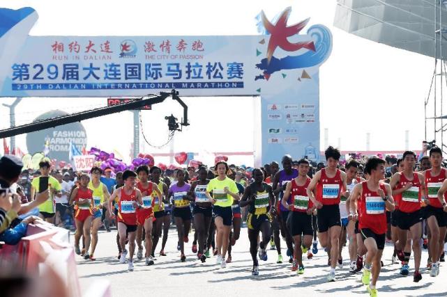 大连马拉松推出最严禁令 必须穿赛事服装禁设私补